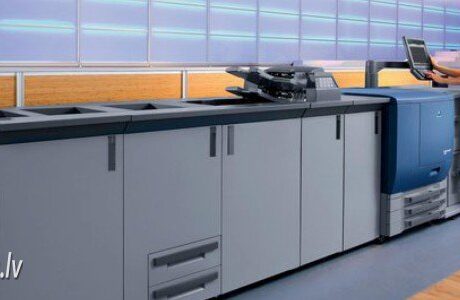 Sieviete pie modernas poligrāfijas iekārtas operatīvai drukai