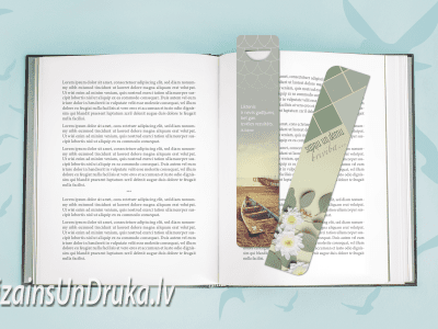 Atvērta grāmata ar tekstu un divām dizaina grāmatzīmēm uz gaiši zila fona