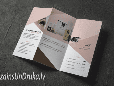 Atvērts trīsdaļīgs buklets ar skropstu un uzacu pakalpojumu aprakstu un cenām