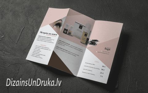 Atvērts trīsdaļīgs buklets ar skropstu un uzacu pakalpojumu aprakstu un cenām