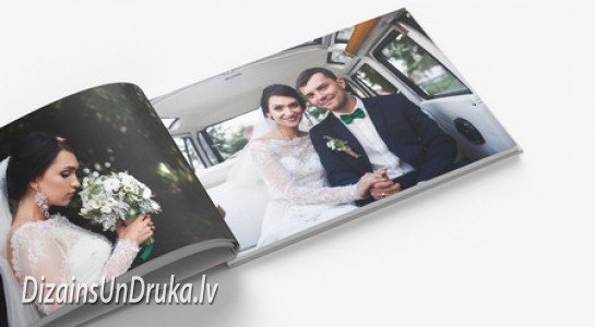 Atvērta kāzu fotogrāmata, kurā redzama līgava un jaunais pāris automašīnā