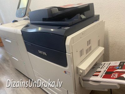 Аппарат Xerox в процессе цифровой печати с готовыми печатными материалами
