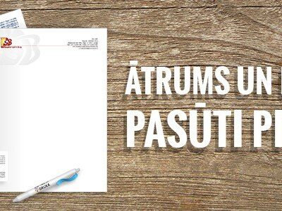 Apdrukātas veidlapas, vizītkarte un pildspalva uz koka fona ar tekstu Ātrums un kvalitāte