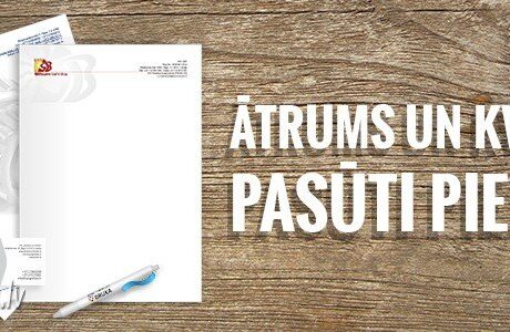 Apdrukātas veidlapas, vizītkarte un pildspalva uz koka fona ar tekstu Ātrums un kvalitāte