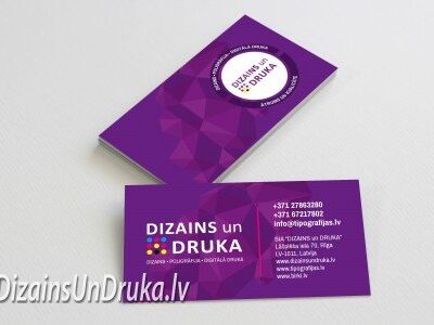 Violetas vizītkartes, kas ilustrē augstas kvalitātes dizaina un drukas pakalpojumus