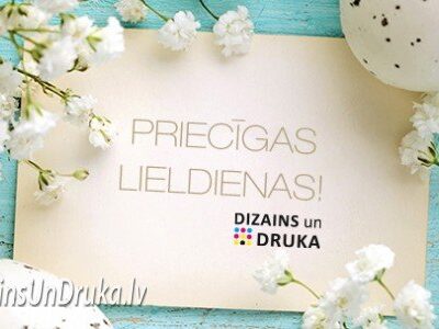 Apsveikuma kartīte ar uzrakstu Priecīgas Lieldienas, baltiem ziediem un raibām olām