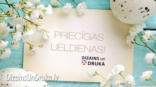 Apsveikuma kartīte ar uzrakstu Priecīgas Lieldienas, baltiem ziediem un raibām olām