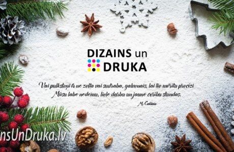 Dizains un Druka Ziemassvētku apsveikuma kartīte ar egļu zariem un ziemas dekoriem