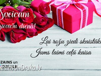 Sarkanas rozes un dāvanu kaste ar uzrakstu Sveicam Sieviešu dienā