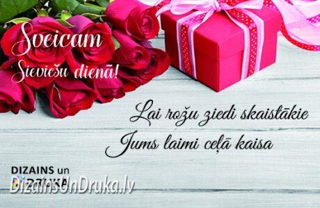 Sarkanas rozes un dāvanu kaste ar uzrakstu Sveicam Sieviešu dienā