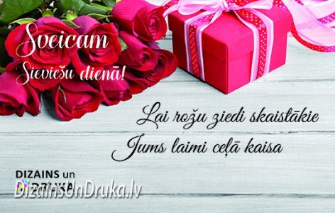 Sarkanas rozes un dāvanu kaste ar uzrakstu Sveicam Sieviešu dienā