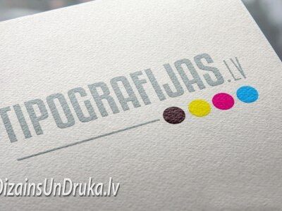 Tipografijas.lv uzņēmuma logotips ar krāsu punktiem uzdrukāts uz teksturēta papīra