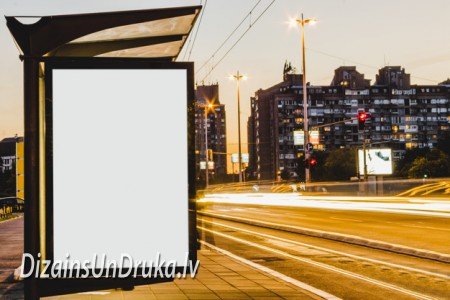 Пустой рекламный плакат на городской остановке на фоне вечернего движения