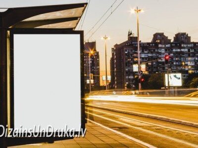 Balts reklāmas plakāts pilsētas pieturvietā uz vakara satiksmes fona
